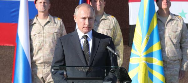 El presidente de Rusia Vladímir Putin en la base aérea Hmeymim, Siria - Sputnik Mundo