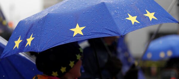 Paraguas con la bandera de la UE - Sputnik Mundo