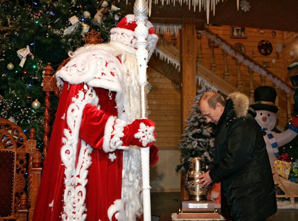 Papá Noel ruso y el presidente, Vladímir Putin Papá Noel ruso y el presidente, Vladímir Putin - Sputnik Mundo
