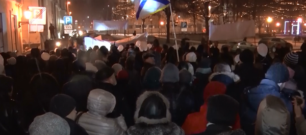 Multitudinaria marcha en Letonia para defender la lengua rusa - Sputnik Mundo