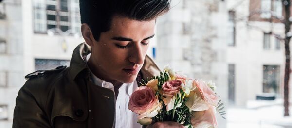 Un hombre se prepara para una cita - Sputnik Mundo