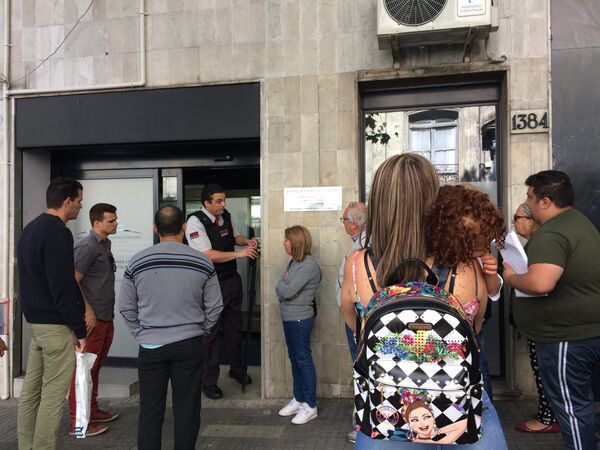 Oficial del Ministerio de Relaciones Exteriores de Uruguay organiza la fila Oficial del Ministerio de Relaciones Exteriores de Uruguay organiza la fila - Sputnik Mundo
