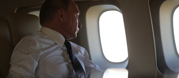 Vladimir Putin durante el vuelo a Siria - Sputnik Mundo