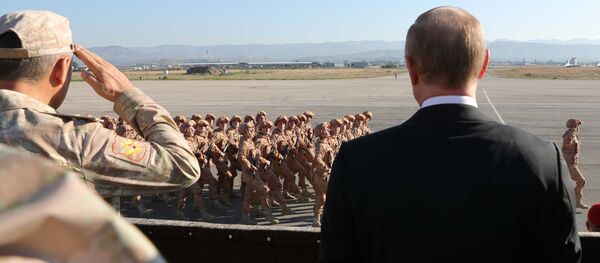 El presidente de Rusia, Vladímir Putin (derecha) en la base aérea Hmeymim, Siria - Sputnik Mundo