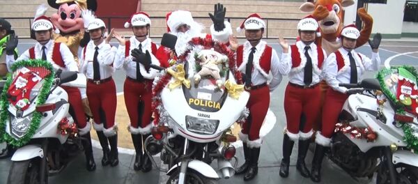 La Policía de Tránsito entra en el ritmo navideño en Perú - Sputnik Mundo
