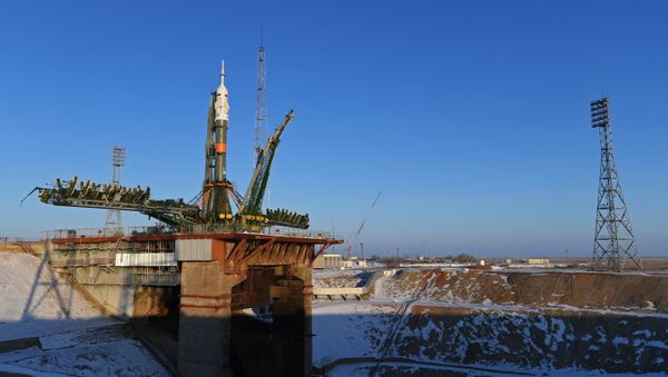 El cohete portador Soyuz-FG con la nave espacial Soyuz MS-07 en la rampa de lanzamientos del cosmódromo Baikonur El cohete portador Soyuz-FG con la nave espacial Soyuz MS-07 en la rampa de lanzamientos del cosmódromo Baikonur - Sputnik Mundo