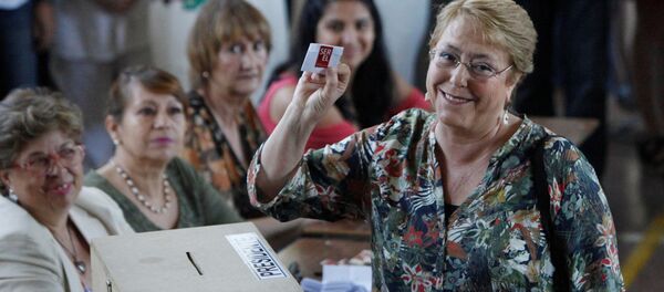 La presidenta de Chile, Michelle Bachelet, vota en la segunda vuelta de las elecciones - Sputnik Mundo