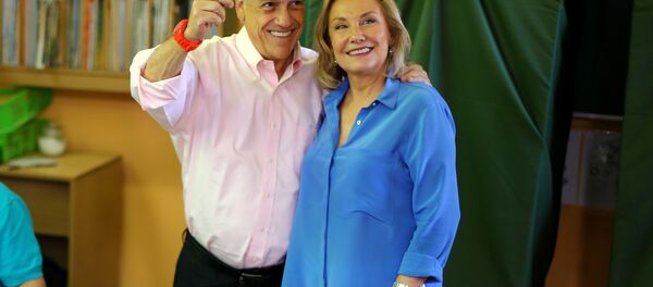 El candidato de derecha y expresidente de Chile, Sebastián Piñera con su esposa Cecilia Morel - Sputnik Mundo