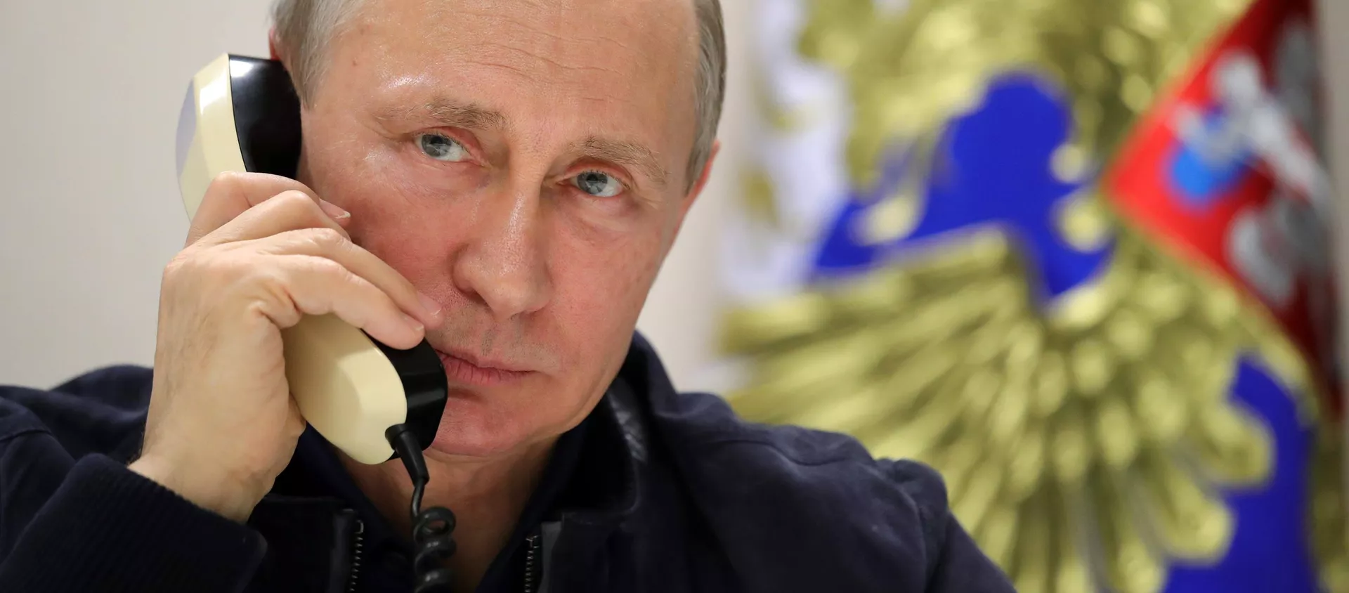 Vladímir Putin, presidente de Rusia, habla por teléfono (archivo) Vladímir Putin, presidente de Rusia, habla por teléfono (archivo) - Sputnik Mundo, 1920, 27.09.2019