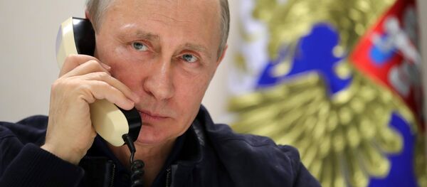 Vladímir Putin, presidente de Rusia, habla por teléfono (archivo) - Sputnik Mundo
