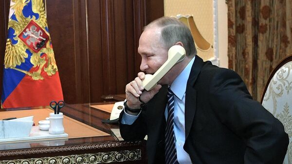 Vladímir Putin, presidente de Rusia, habla por teléfono (archivo) - Sputnik Mundo