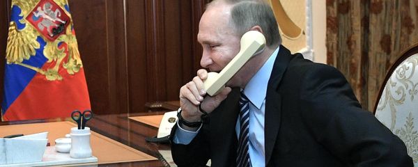 Vladímir Putin, presidente de Rusia, habla por teléfono (archivo) Vladímir Putin, presidente de Rusia, habla por teléfono (archivo) - Sputnik Mundo