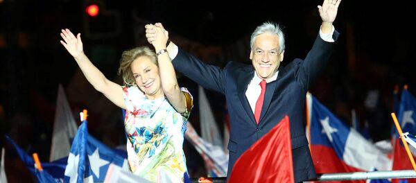 El presidente electo de Chile, Sebastián Piñera, junto a su mujer Cecilia Morel, celebrando la victoria en las elecciones presidenciales - Sputnik Mundo