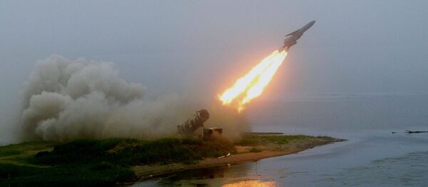 Un lanzamiento de un misil durante unos ejercicios de la Flota del Pacífico, foto de archivo Un lanzamiento de un misil durante unos ejercicios de la Flota del Pacífico, foto de archivo - Sputnik Mundo
