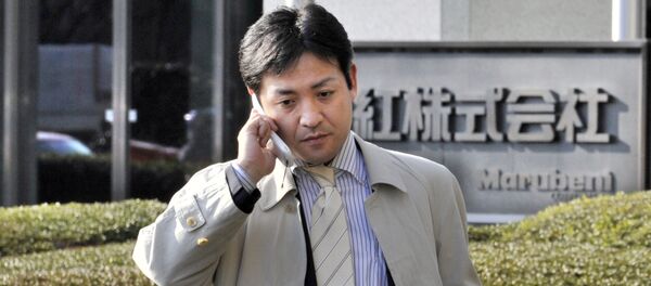 Un empresario japonés camina frente a la empresa comercial japonesa Marubeni en Tokio - Sputnik Mundo