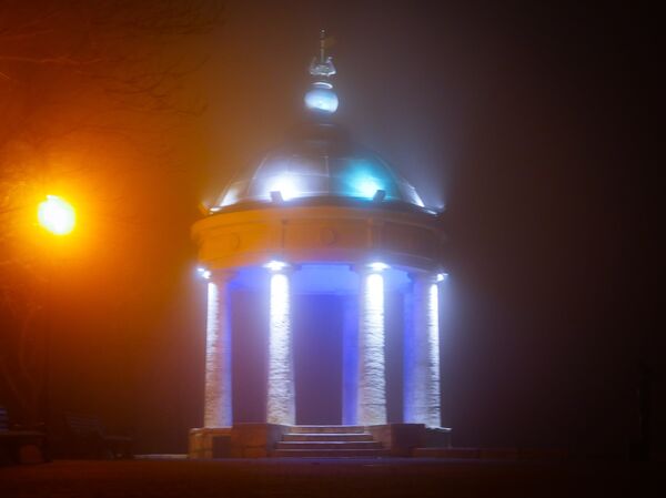 El monumento Arpa de Eolo en Piatigorsk en una tarde nubosa - Sputnik Mundo