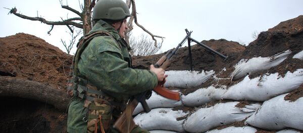 Un miliciano de Donbás en la línea de separación - Sputnik Mundo