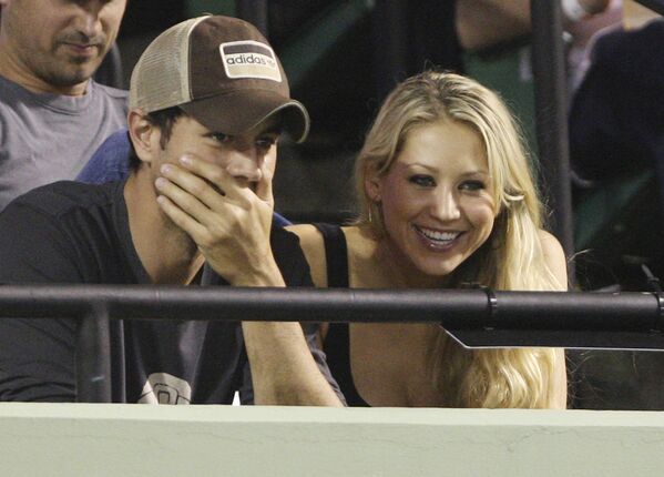 Anna Kúrnikova y Enrique Iglesias, padres de gemelos - Sputnik Mundo