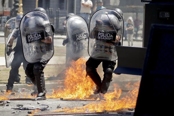 Jornadas de violentas protestas en Argentina ante la propuesta de reforma jubilatoria discutida en el Congreso Nacional, Buenos Aires - Sputnik Mundo