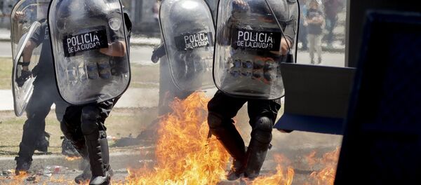 Jornadas de violentas protestas en Argentina ante la propuesta de reforma jubilatoria discutida en el Congreso Nacional, Buenos Aires, 18 de diciembre de 2017 - Sputnik Mundo
