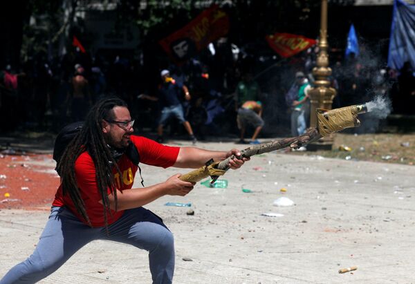 Jornadas de violentas protestas en Argentina ante la propuesta de reforma jubilatoria discutida en el Congreso Nacional, Buenos Aires - Sputnik Mundo