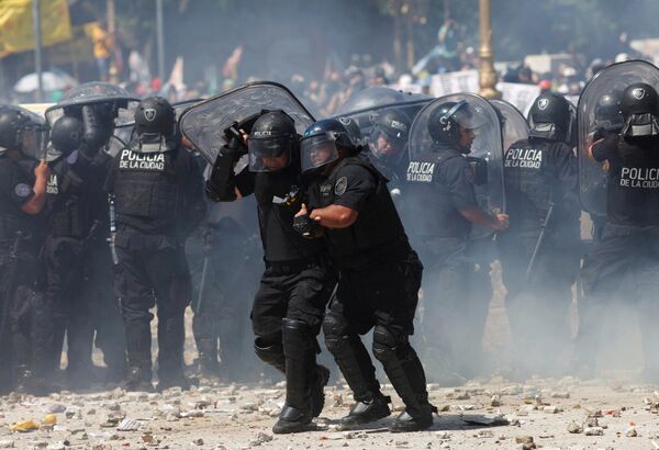 Jornadas de violentas protestas en Argentina ante la propuesta de reforma jubilatoria discutida en el Congreso Nacional, Buenos Aires - Sputnik Mundo