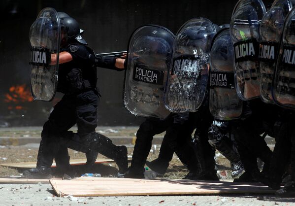 Jornadas de violentas protestas en Argentina ante la propuesta de reforma jubilatoria discutida en el Congreso Nacional, Buenos Aires - Sputnik Mundo