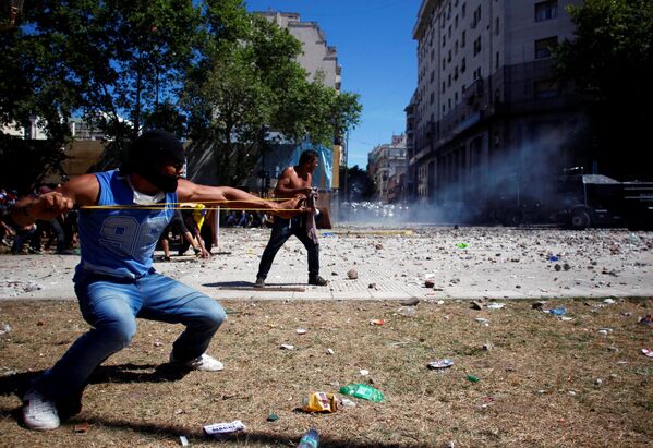 Jornadas de violentas protestas en Argentina ante la propuesta de reforma jubilatoria discutida en el Congreso Nacional, Buenos Aires - Sputnik Mundo