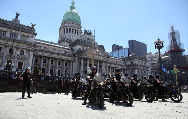 Jornadas de violentas protestas en Argentina ante la propuesta de reforma jubilatoria discutida en el Congreso Nacional, Buenos Aires - Sputnik Mundo