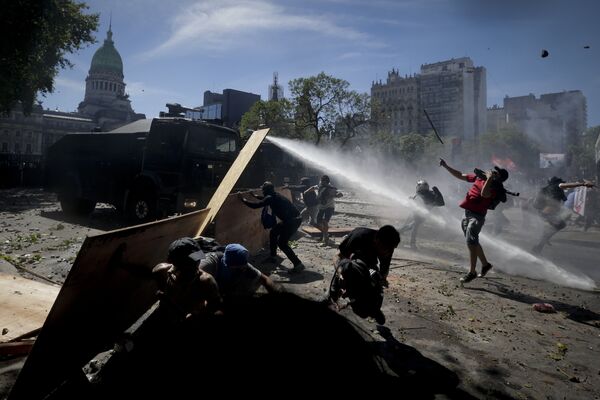 Jornadas de violentas protestas en Argentina ante la propuesta de reforma jubilatoria discutida en el Congreso Nacional, Buenos Aires - Sputnik Mundo