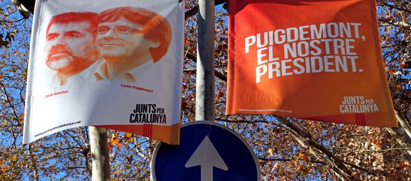 Una pancarta del partido Junts Per Catalunya - Sputnik Mundo