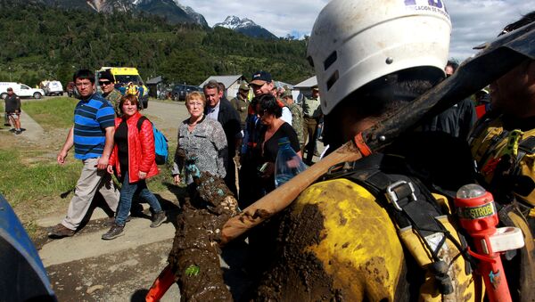 La presidenta de Chile, Michelle Bachelet, visita la Villa Santa Lucía afectoda por alud - Sputnik Mundo
