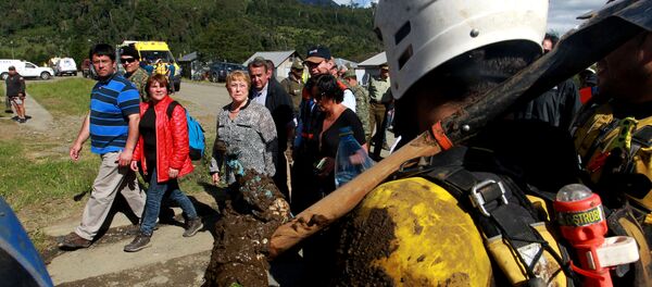 La presidenta de Chile, Michelle Bachelet, visita la Villa Santa Lucía afectoda por alud - Sputnik Mundo