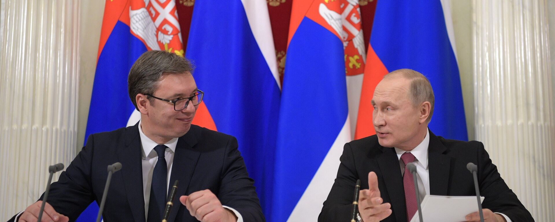 Los presidentes de Rusia y Serbia, Vladímir Putin y Alexandr Vucic - Sputnik Mundo, 1920, 23.11.2021