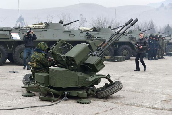 Proteger las fronteras, objetivo prioritario: Rusia entrega armas a Tayikistán - Sputnik Mundo