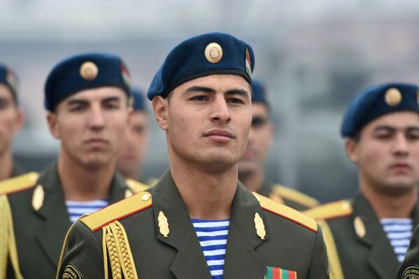 Proteger las fronteras, objetivo prioritario: Rusia entrega armas a Tayikistán - Sputnik Mundo