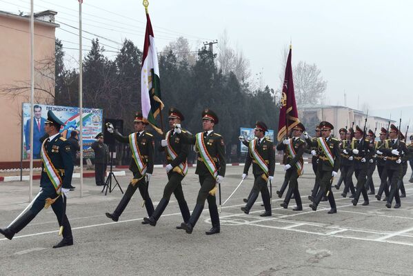 Proteger las fronteras, objetivo prioritario: Rusia entrega armas a Tayikistán - Sputnik Mundo