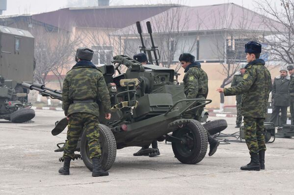 Proteger las fronteras, objetivo prioritario: Rusia entrega armas a Tayikistán - Sputnik Mundo