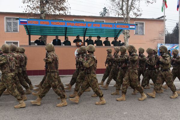 Proteger las fronteras, objetivo prioritario: Rusia entrega armas a Tayikistán - Sputnik Mundo