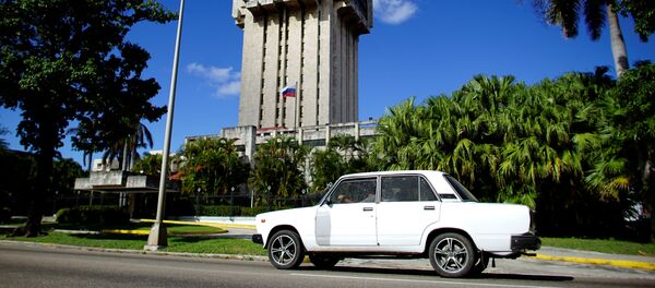 Un Lada de fabricación rusa pasa al lado de la embajada rusa en La Habana - Sputnik Mundo