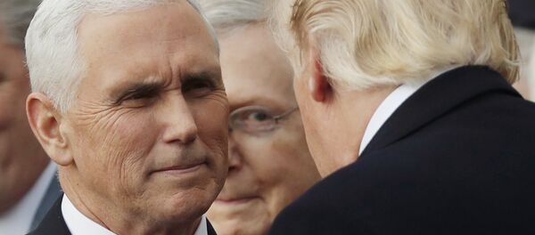 El vicepresidente de EEUU, Mike Pence, junto al presidente de EEUU, Donald Trump El vicepresidente de EEUU, Mike Pence, junto al presidente de EEUU, Donald Trump - Sputnik Mundo