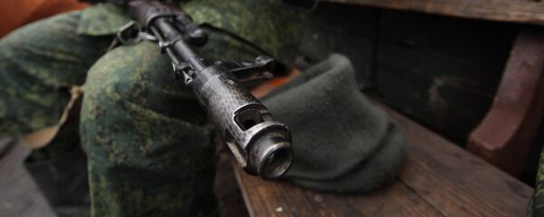 Un miliciano de Donbás en la línea de separación Un miliciano de Donbás en la línea de separación - Sputnik Mundo