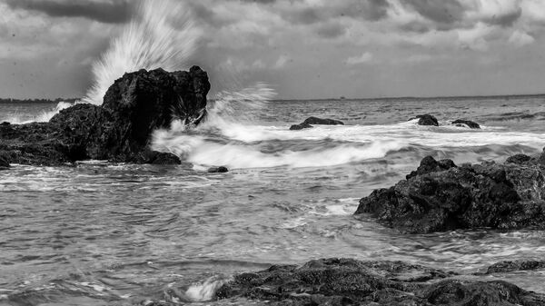 Unas rocas en una costa (imagen referencial) - Sputnik Mundo