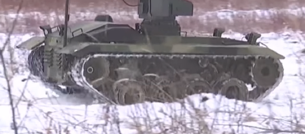 'Soldado universal': el novedoso robot de combate Nerejta, a examen (vídeo) - Sputnik Mundo