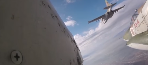 ¡Fuego! Los Su-25 lanzan misiles contra el 'enemigo' (vídeo) - Sputnik Mundo