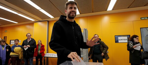 El jugador del FC Barcelona Gerard Piqué durante las elecciones al Parlamento de Cataluña - Sputnik Mundo