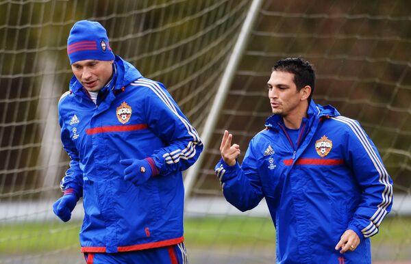Los jugadores del PFC CSKA Aleksei Berezutsky y Mark González - Sputnik Mundo