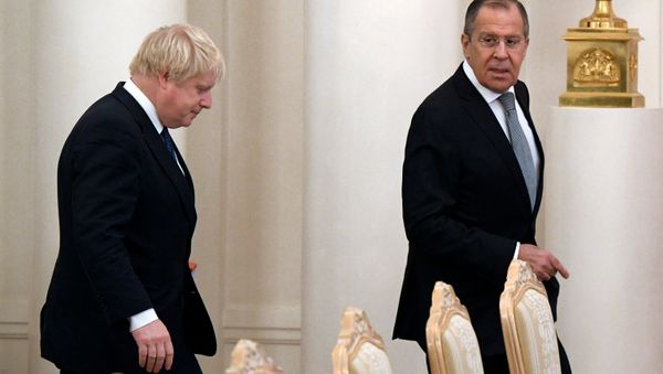 El ministro de Exteriores británico, Boris Johnson y su homólogo ruso, Serguéi Lavrov El ministro de Exteriores británico, Boris Johnson y su homólogo ruso, Serguéi Lavrov - Sputnik Mundo