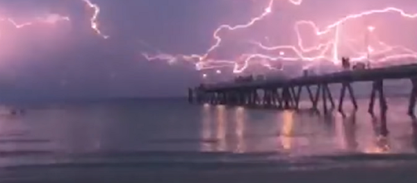 Captan en vídeo un rarísimo relámpago araña Captan en vídeo un rarísimo relámpago araña - Sputnik Mundo