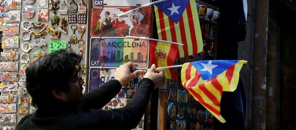 Un hombre con las banderas de Cataluña - Sputnik Mundo